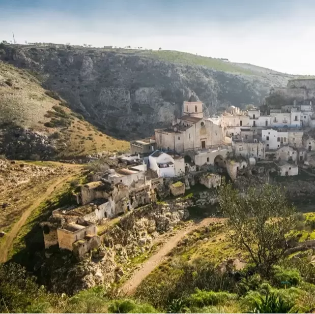 Rione Casale, the rock-cut old quarter of Ginosa on the edge of the ravine